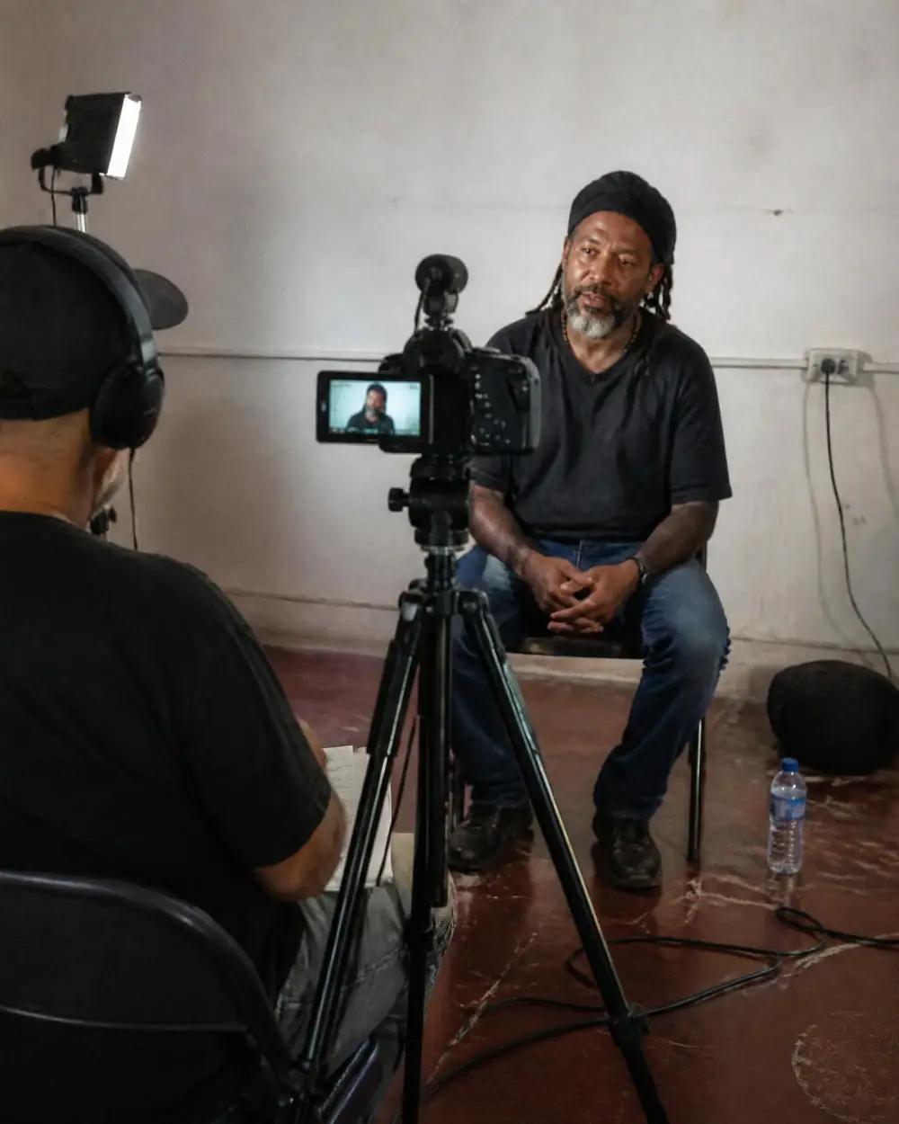 Grabación de una entrevista documental con cámara y luz sencilla