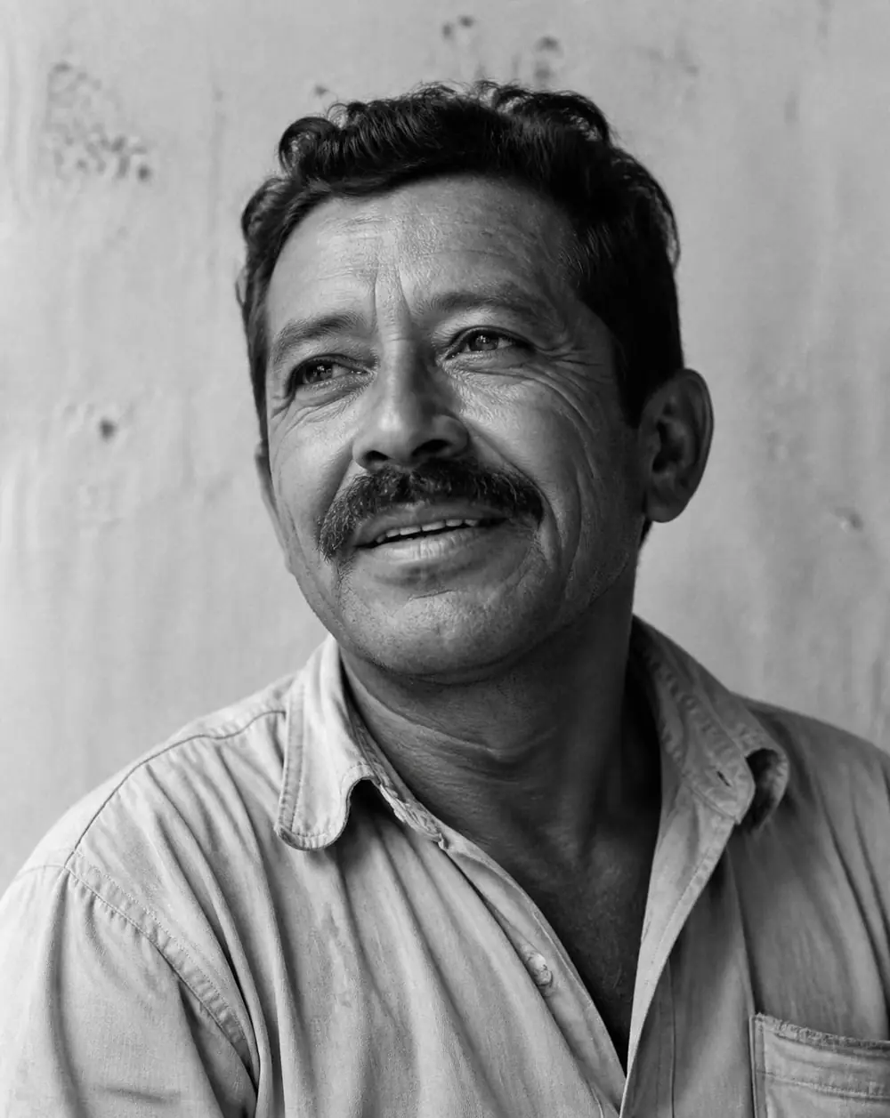 Retrato en blanco y negro de un hombre colombiano de mediana edad